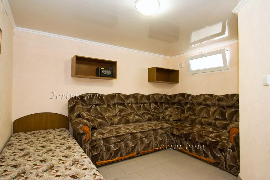 Трехместный номер в коттедже Уютный дворик. Гостевой дом "Крымский кораблик". Орджоникидзе