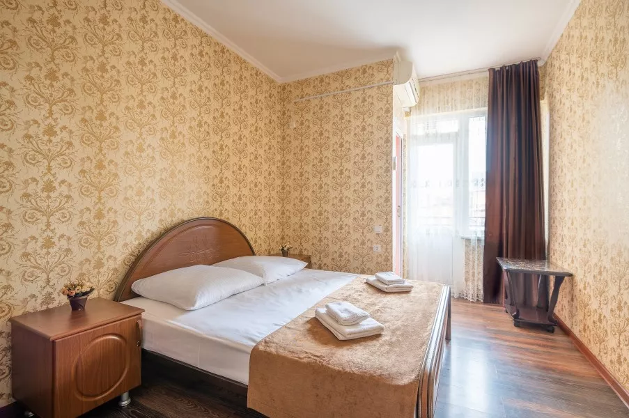 Двухместный стандарт с балконом. Мини отель «Эдельвейс». Адлер