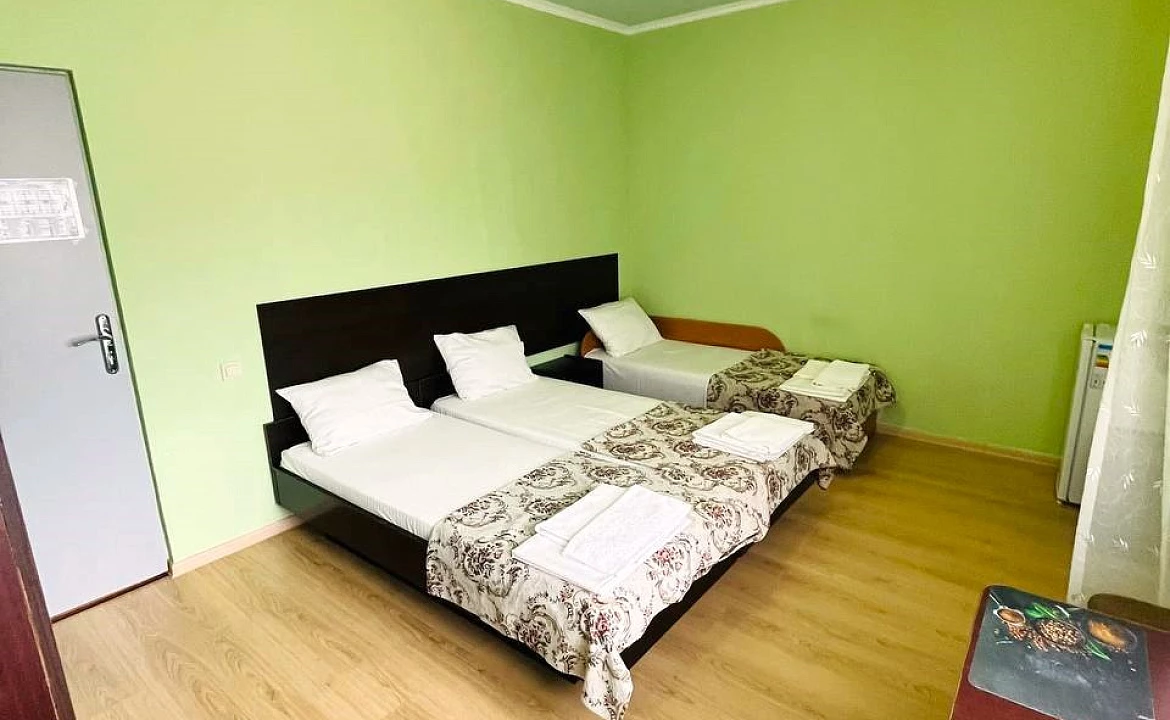 Стандарт трёхместный с доп. местом и балконом. Отель "Гермес" . Вардане