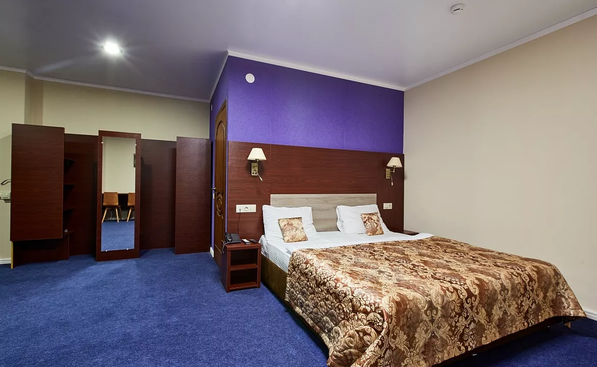 D-Lux. Отель "КОМФОРТ". Сухум