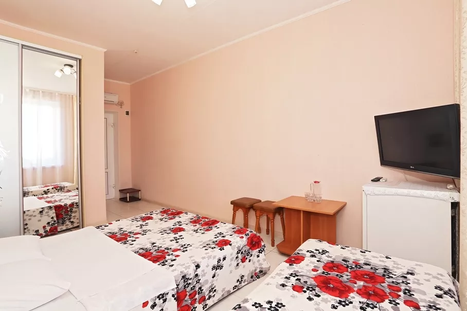 3-х местный улучшенный.  Частный отель Экватор. Береговое