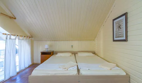 2, 3-х местный «Полулюкс» с балконом, с выходом к бассейну. Гостиница Горная долина. Архипо-Осиповка