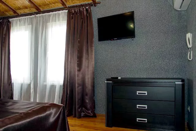 2-х комнатный номер, с балконом, с видом на горы/на море . Отель "ПОСЕЙДОН". Гагра