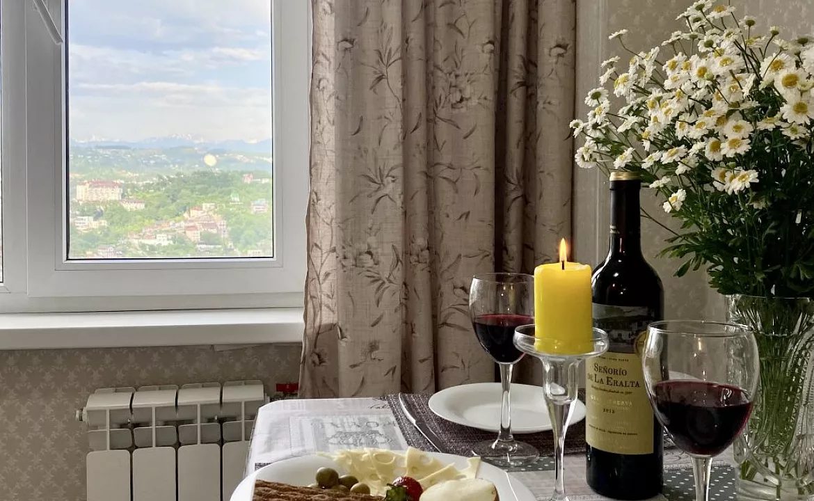 Квартира с великолепным видом на Горы и Море. Квартира в многоквартирном доме C видом на Горы и Море на Дмитриевой 56. Сочи