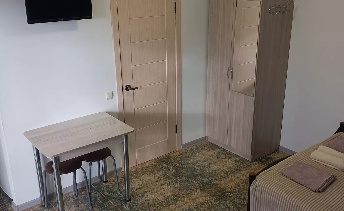 Улучшенный четырёхместный с кухней 2. Гостевой дом Тихий дворик - Орджоникидзе. Орджоникидзе