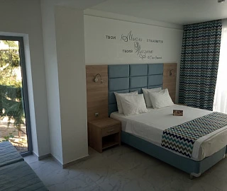 ДЕЛЮКС С ВИДОМ НА МОРЕ И БАЛКОНОМ. Отель La Familia. 