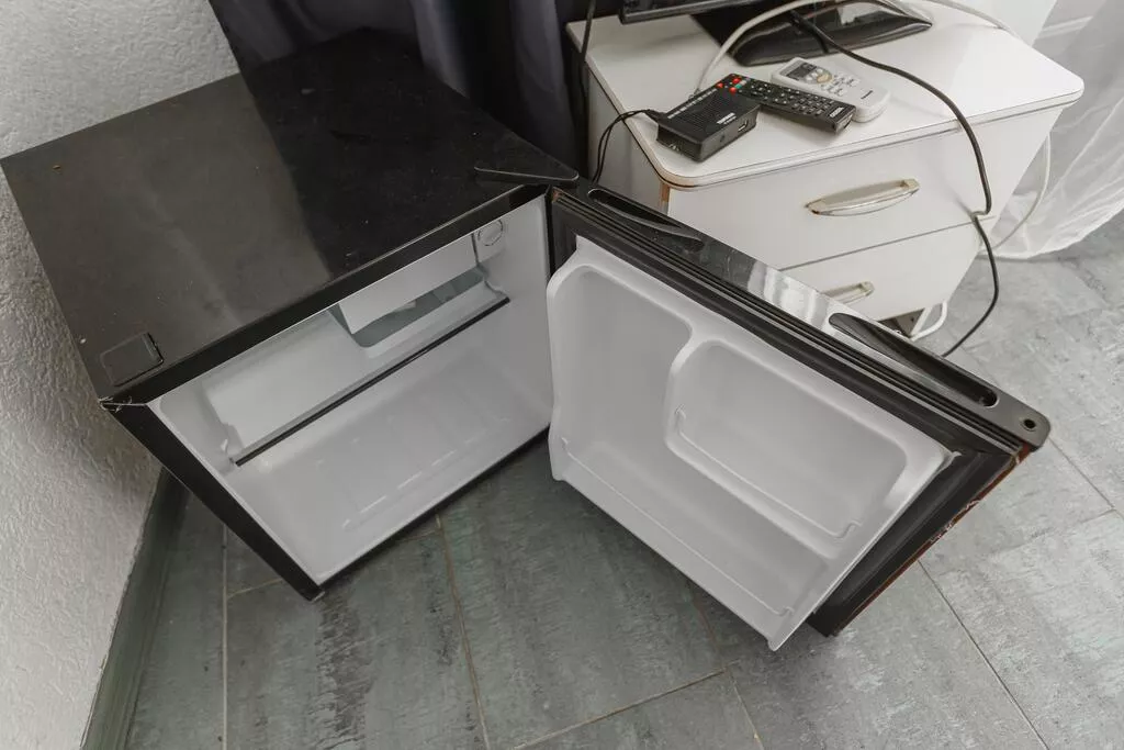 . Эллинг Море за окном Азовская 18. Лоо