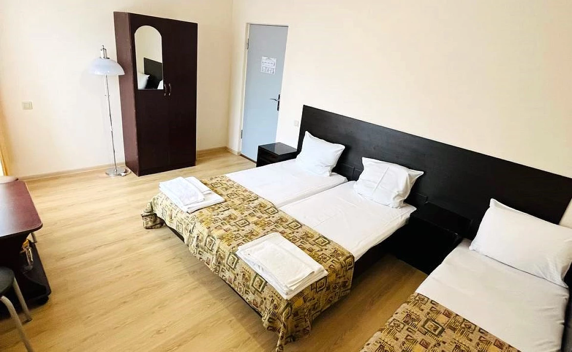 Стандарт трёхместный с доп. местом и балконом. Отель "Гермес" . Вардане