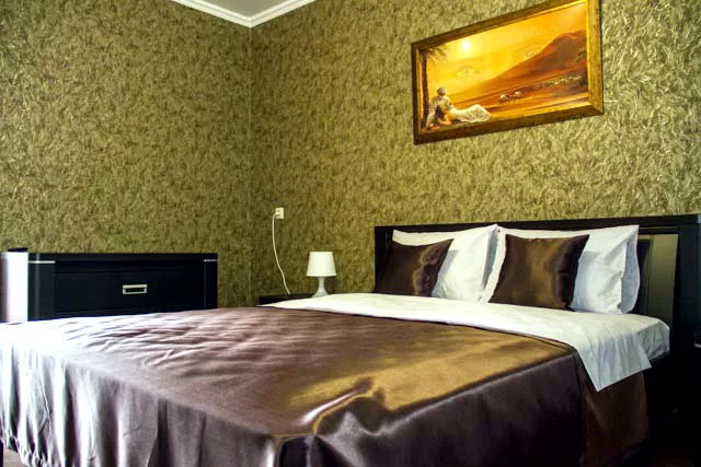 2-х комнатный номер, с балконом, с видом на горы/на море . Отель "ПОСЕЙДОН". Гагра