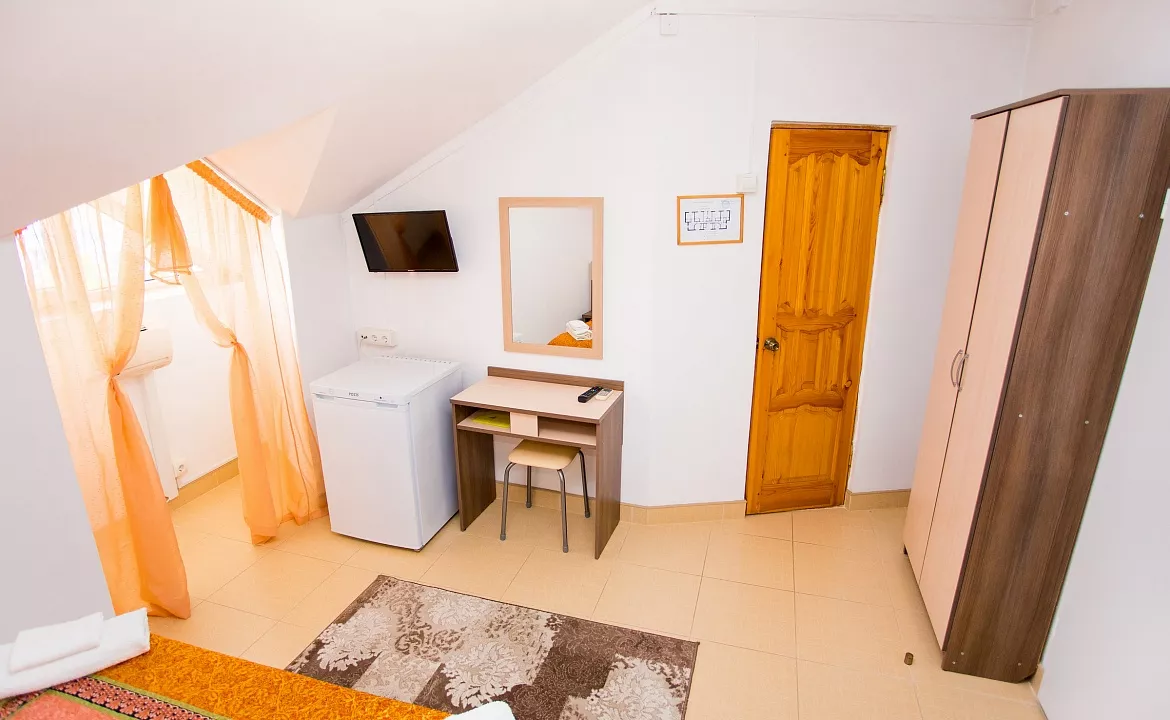 Двухместный номер категории «Стандарт». База отдыха "Слава". Витязево