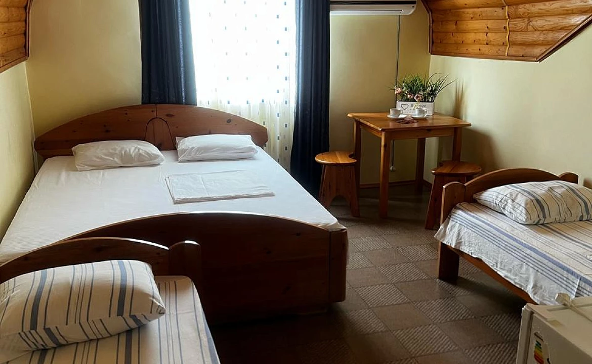 Четырёхместный номер с одной двуспальной и двумя односпальными кроватями. Гостевой дом Эксклюзив. Вардане