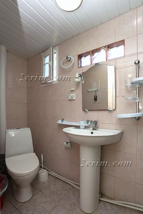 Четырехместный номер в коттедже Уютный дворик. Гостевой дом "Крымский кораблик". Орджоникидзе