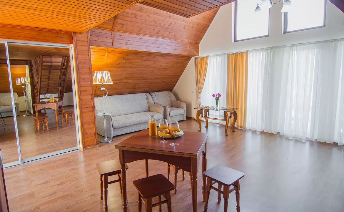 АПАРТАМЕНТЫ. Отель Семейный эко- отель «Альпийская Долина». Малореченское