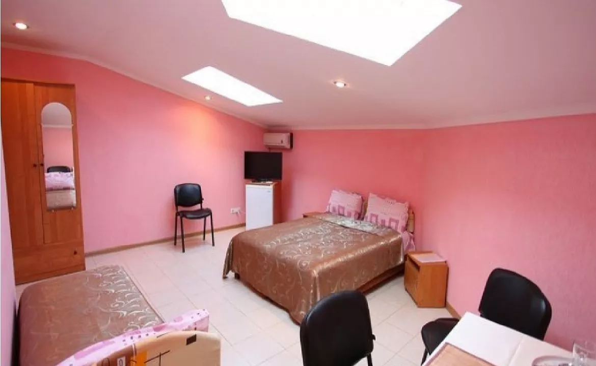 2 комн на 6 чел с балконом. Гостевой дом "Светлана" - Заозерное. Заозерное