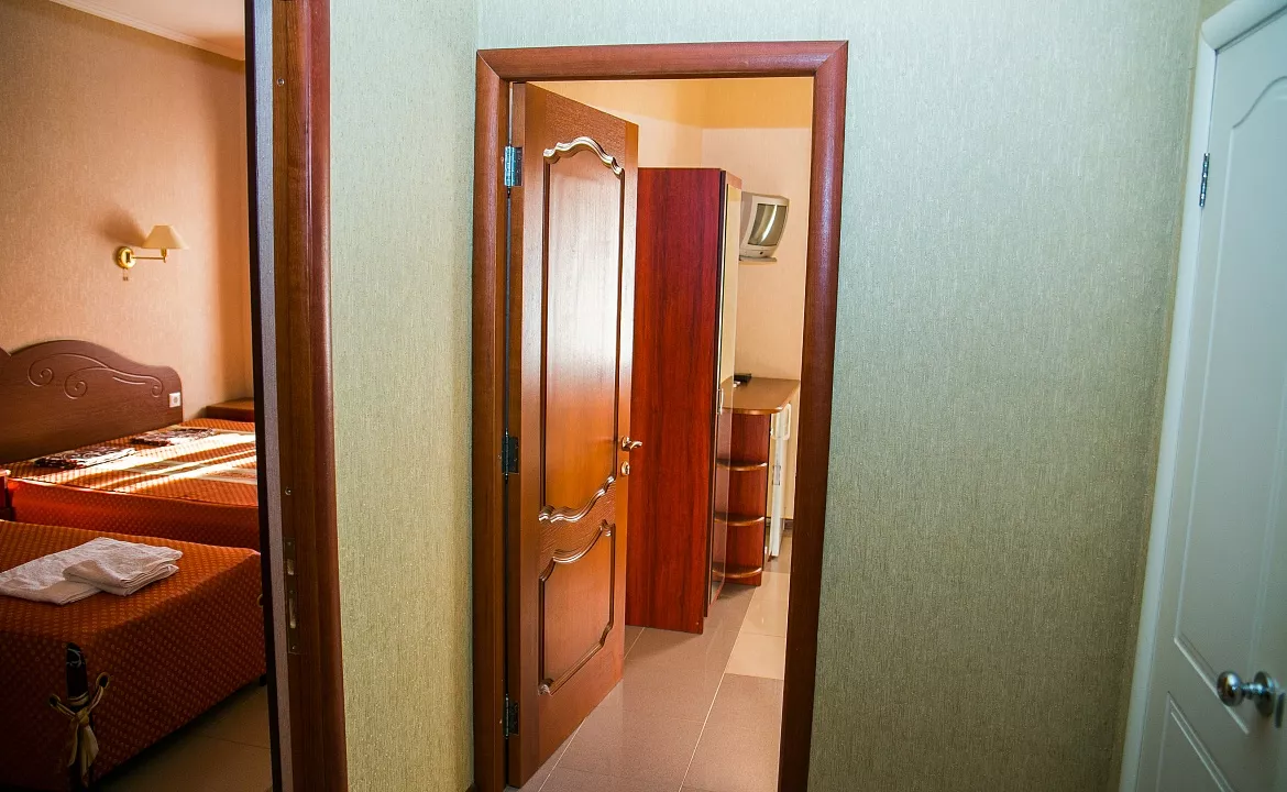 ДВУХКОМНАТНЫЙ. Гостиница "Южная ночь"      . Джубга