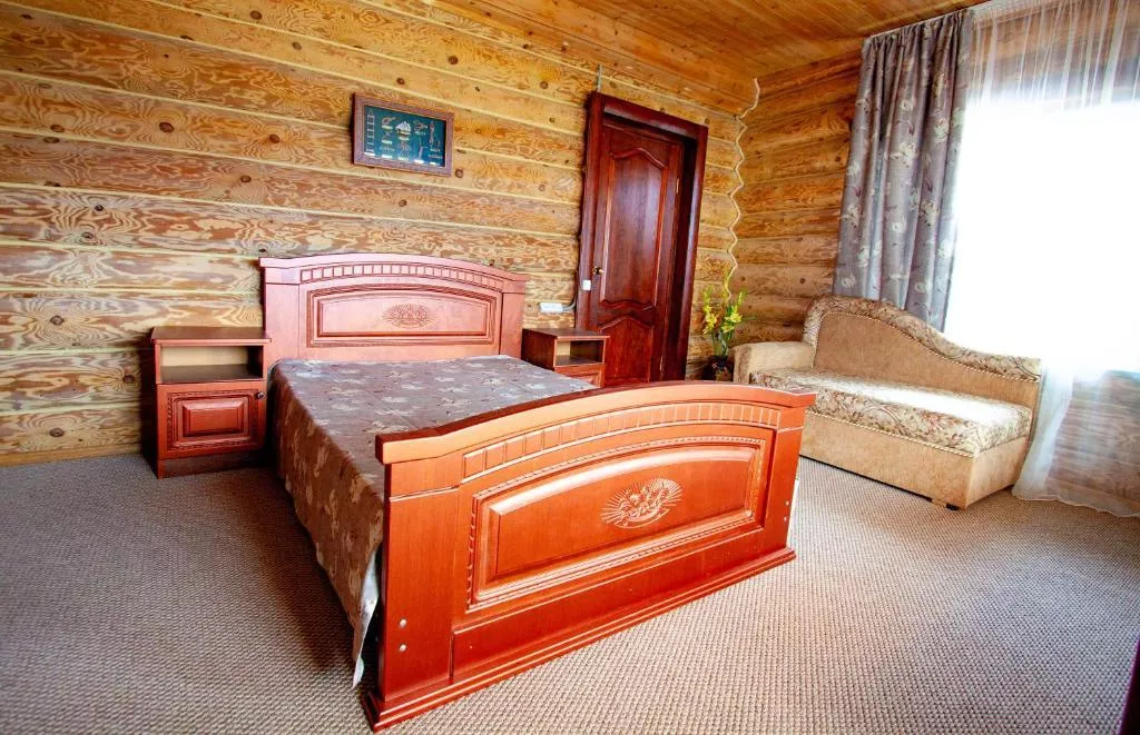 Трехместный номер с балконом. Гостевой дом ШарЛООтка. Лоо