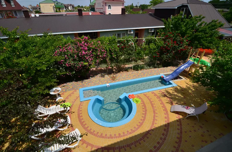 . Частная усадьба "Дом Роз". Заозерное