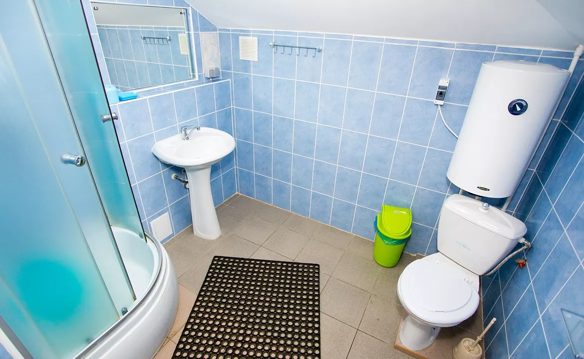 Трехместный номер категории «Стандарт». База отдыха "Слава". Витязево