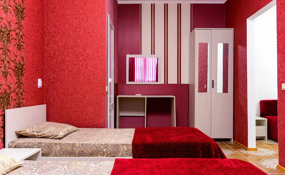 Семейный трёхместный комфорт. Гостевой дом УЮТ на ул. Новороссийское шоссе 1/7. Джубга