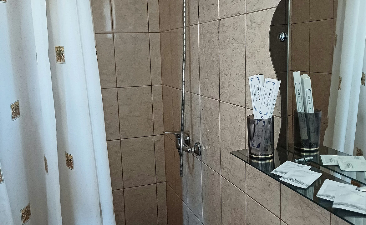 Трёхместный улучшенный номер . Гостевой дом Надежда . Анапа