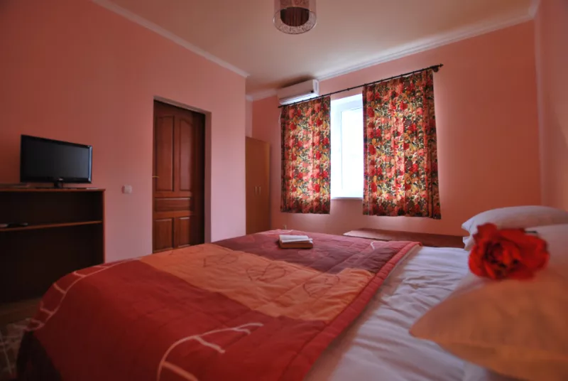 Домик 3 с кухней. Частная усадьба "Дом Роз". Заозерное