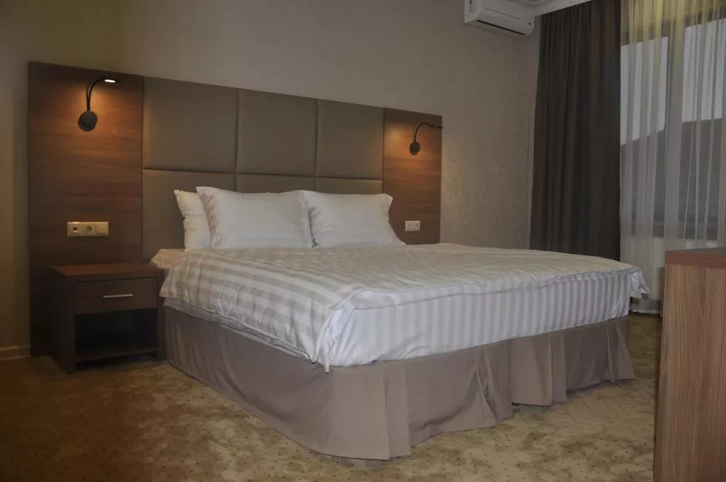 Улучшенный номер с кроватью размера 