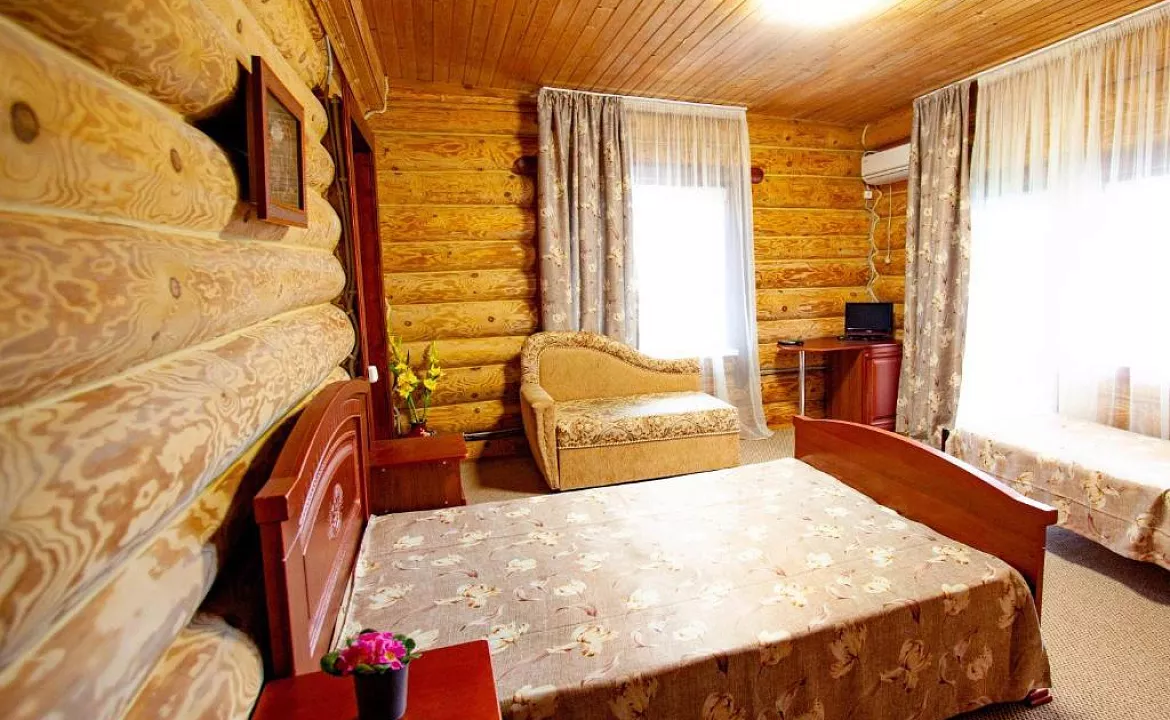 Трехместный номер с балконом. Гостевой дом ШарЛООтка. Лоо