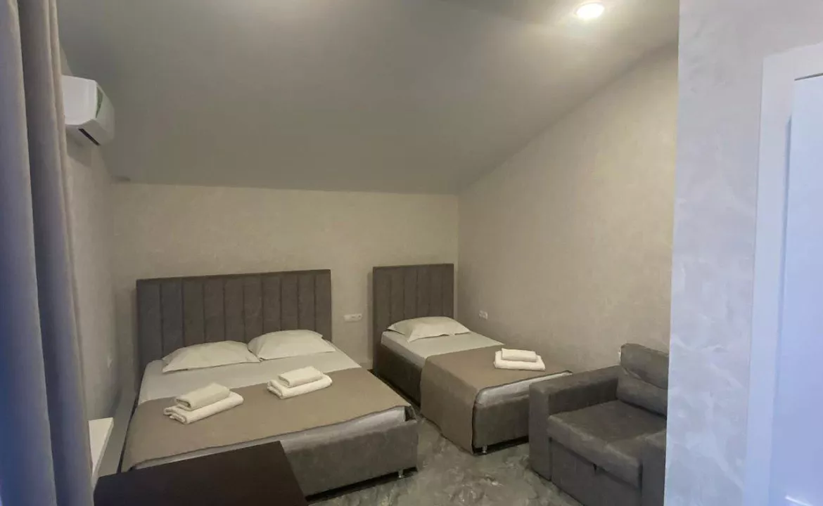 4-х местный номер «Улучшеный» с двуспальной, односпальной кроватями, креслом-кроватью. Отель «Эра». Анапа