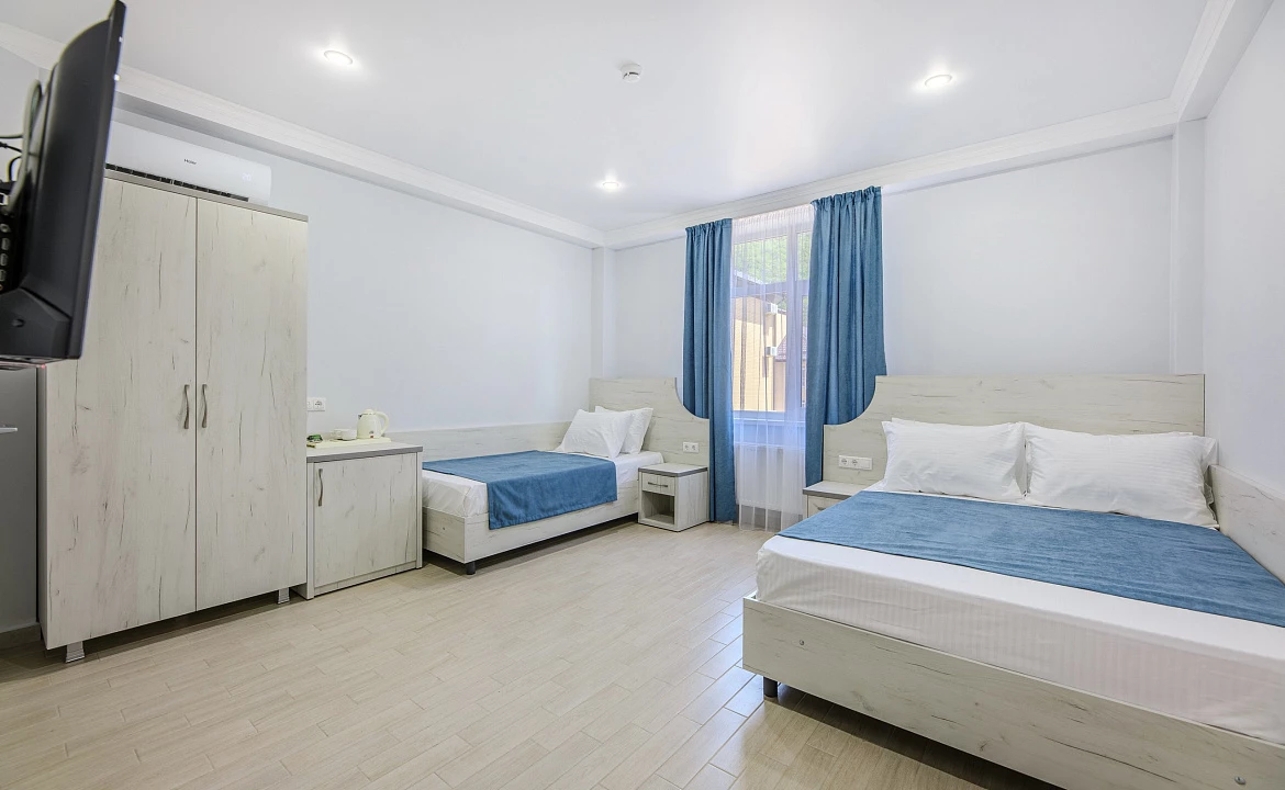 семейный трехместный. Отель отель Авис. Криница