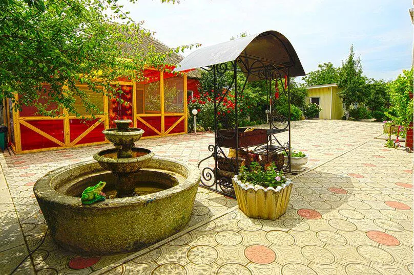 . Гостевой дом Ласточкино гнездо. Голубицкая