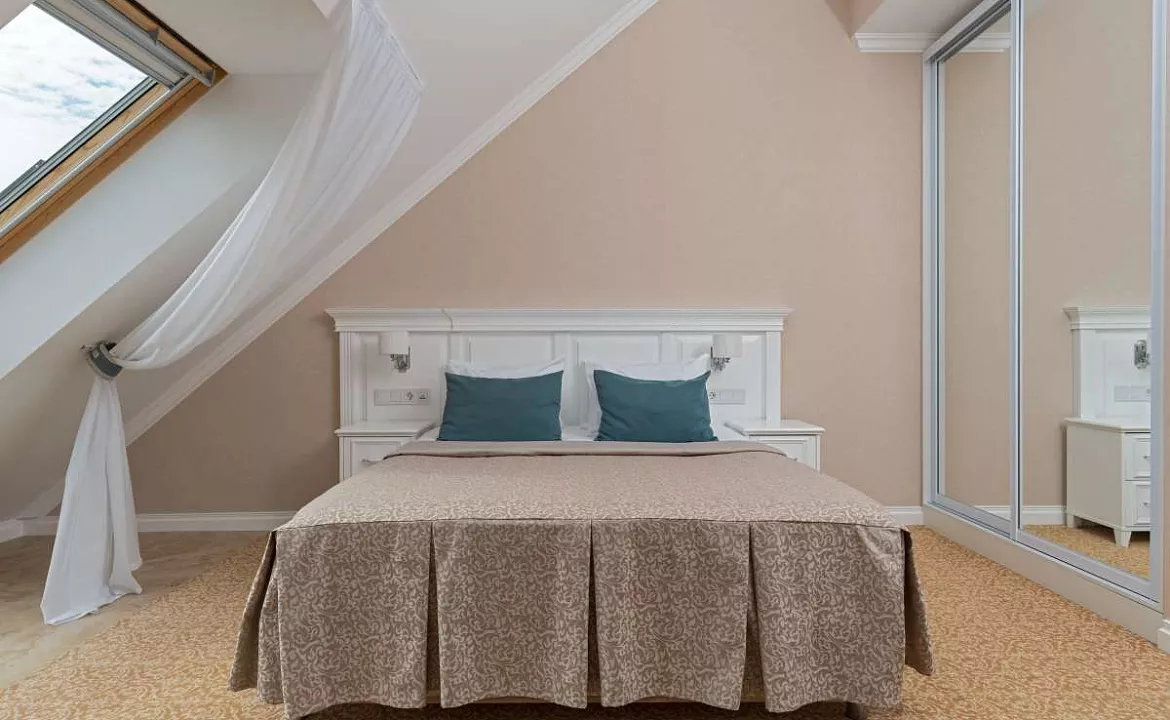 Однокомнатный двухместный номер «Стандарт Мансарда». Семейный отель Династия. Геленджик