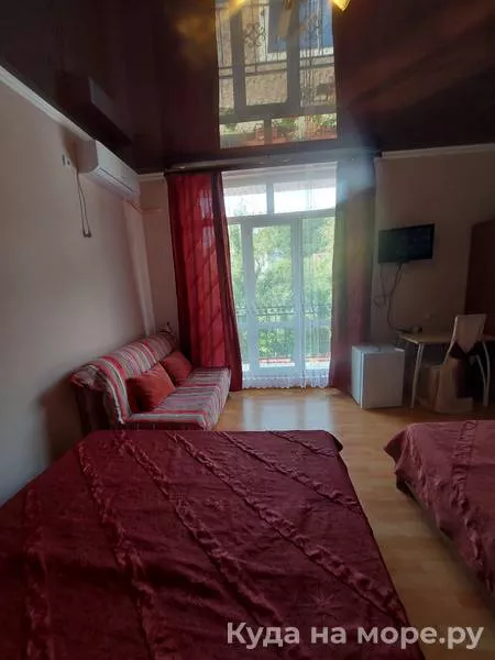 Трёхместный номер люкс с балконом. Гостевой дом "Нур". Ольгинка