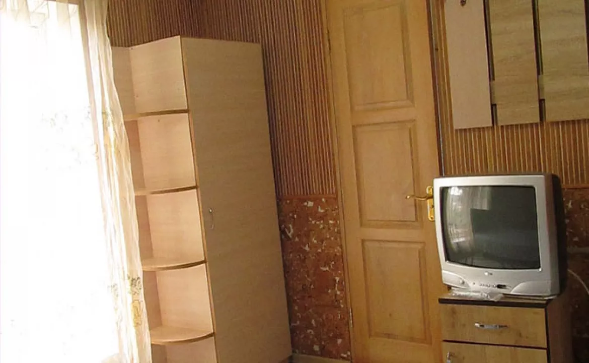 Трехместный номер стандарт с кухней. Гостевой дом "У Леопольдовича". Малореченское