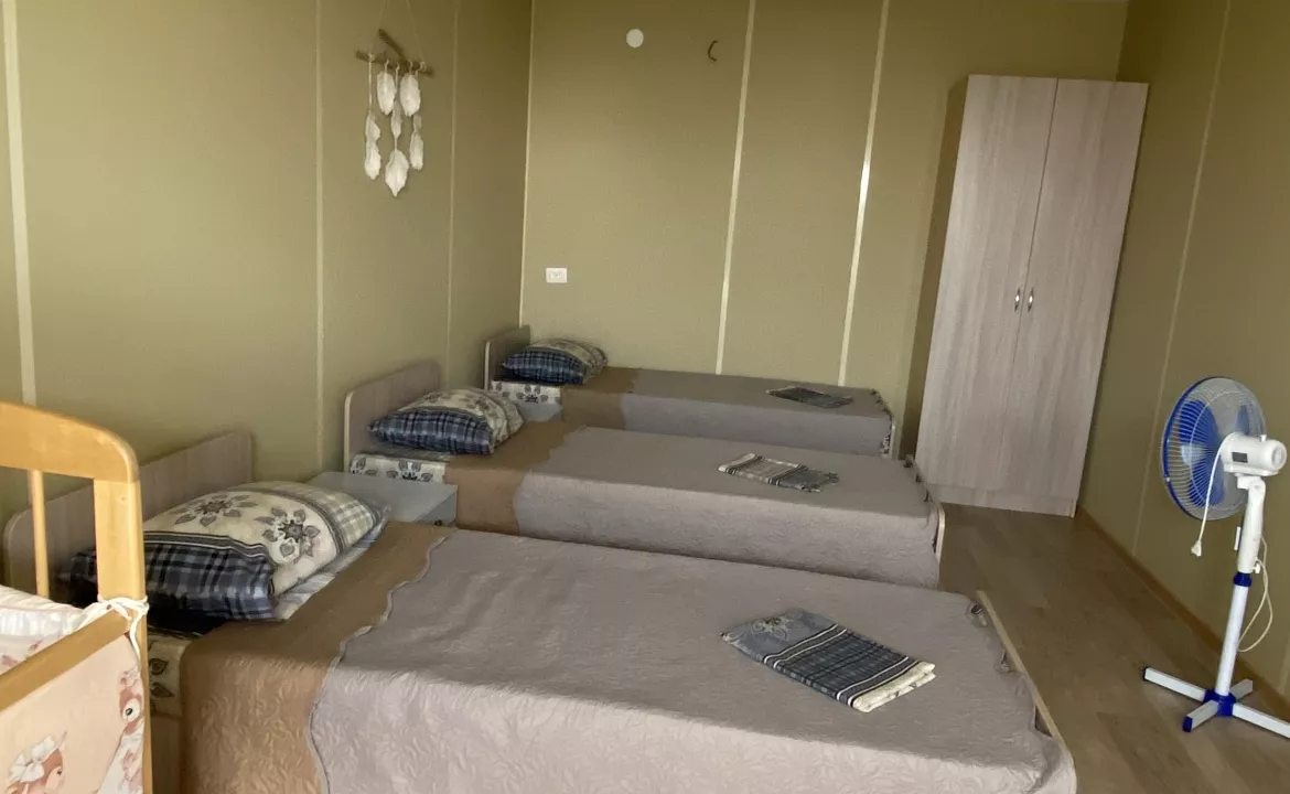 Трёхместный номер с вентилятором. Гостевой дом 7Я. Голубицкая