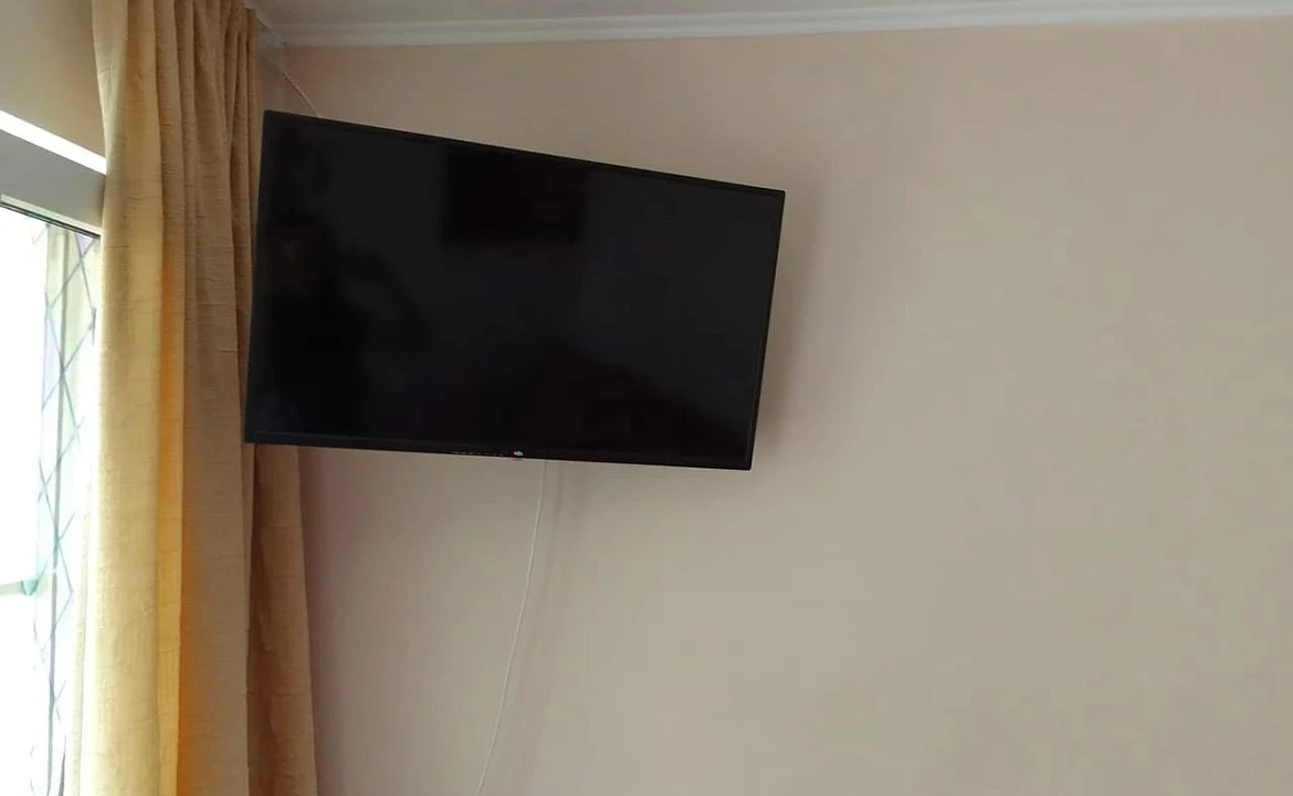 Первый этаж отдельного домика люкс, от 1 до 3 гостей, двуспальная кровать, балкон. Гостевой дом "Горная лаванда". Лазаревское