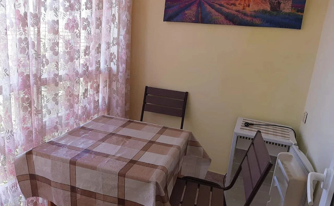 Второй этаж отдельного домика люкс класса, 2 комнаты, от 1 до 2 гостей, двуспальная кровать, балкон. Гостевой дом "Горная лаванда". Лазаревское