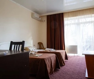стандарт с балконом 2 односпальные кровати. Гостевой дом "Марити". 