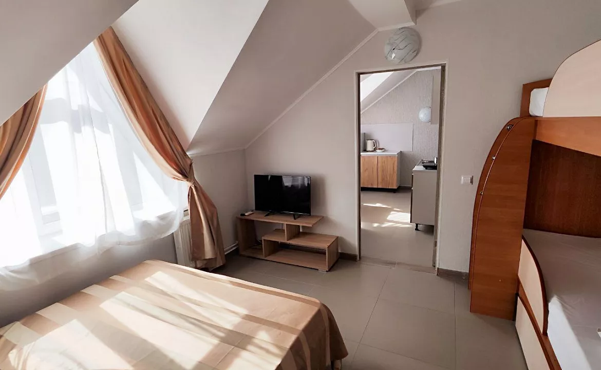 Апартаменты на 4м этаже (мансарда). Гостевой дом "Регион 86" . Адлер