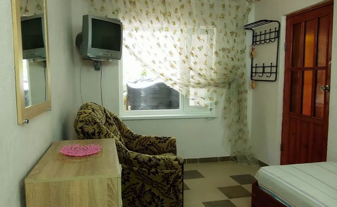 Двухкомнатный 4-х местный на 1-м этаже. Гостевой дом Гостевой дом "Спортлото-82".. Коктебель