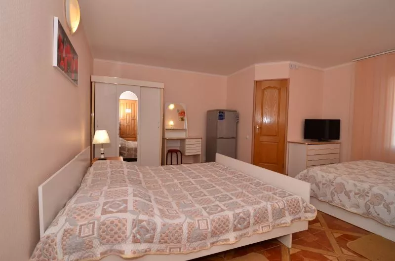 4-МЕСТНЫЙ НОМЕР С КОНДИЦИОНЕРОМ. Мини-гостиница "Анастасия". Саки