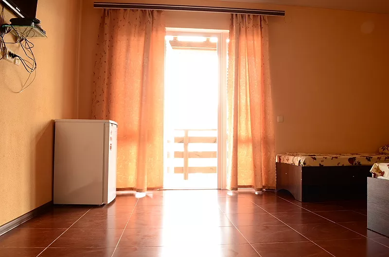 Стандартный трехместный. Гостевой дом "Кевсер". Саки