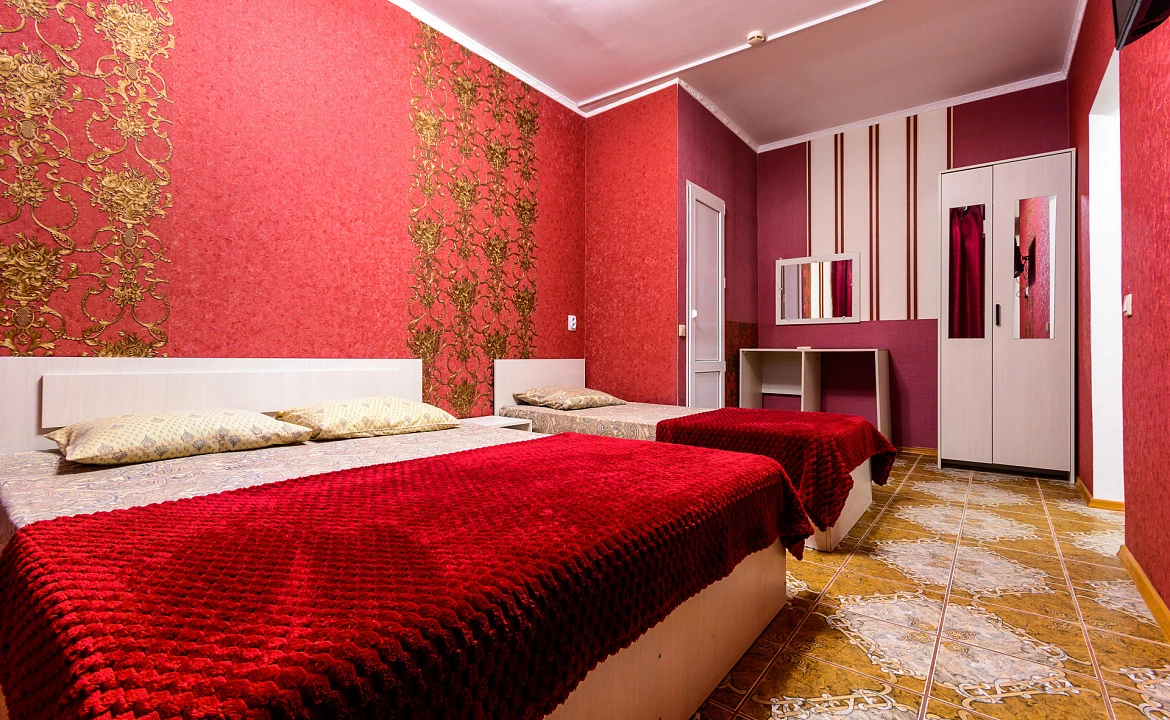 Семейный трёхместный комфорт. Гостевой дом УЮТ на ул. Новороссийское шоссе 1/7. Джубга