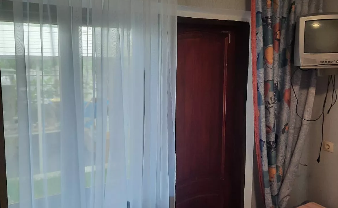 Трехместный удобства на этаже.. Гостевой дом "Галина" . Вишневка Трехместный удобства на этаже.. Гостевой дом "Галина" . Вишневка