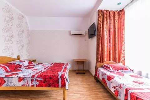 2-Х МЕСТНЫЙ НОМЕР С 1 ДВУСПАЛЬНОЙ КРОВАТЬЮ И ДОПОЛНИТЕЛЬНОЙ КРОВАТЬЮ. Гостевой дом «Августа» . Аше