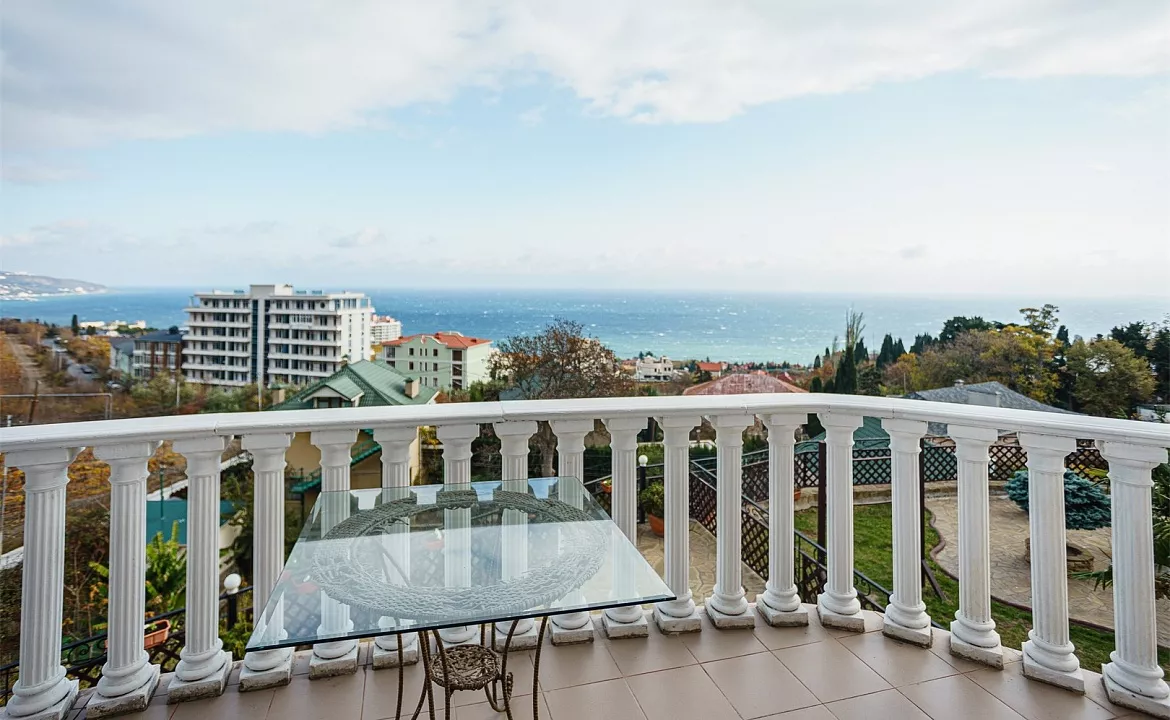 Апартаменты студия с террасой и видом на море 2. Гостевой дом Лиана. Ливадия