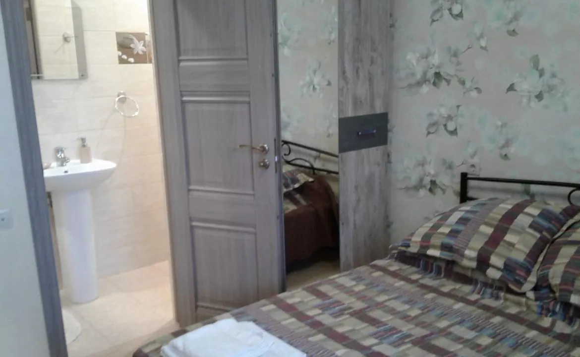 Комфорт с витражным окном . Гостиница Светлана. Геленджик