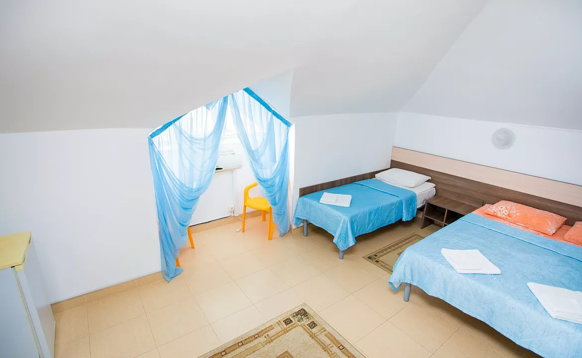 Трехместный номер категории «Стандарт». База отдыха "Слава". Витязево