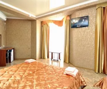 Люкс 3-х местный с большим балконом. Гостевой дом «Елиза». Витязево