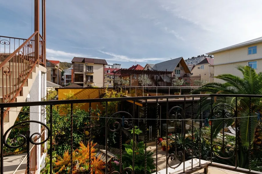 Номер стандарт с балконом с видом в сад для 3 гостей. Гостевой дом Ева. Адлер