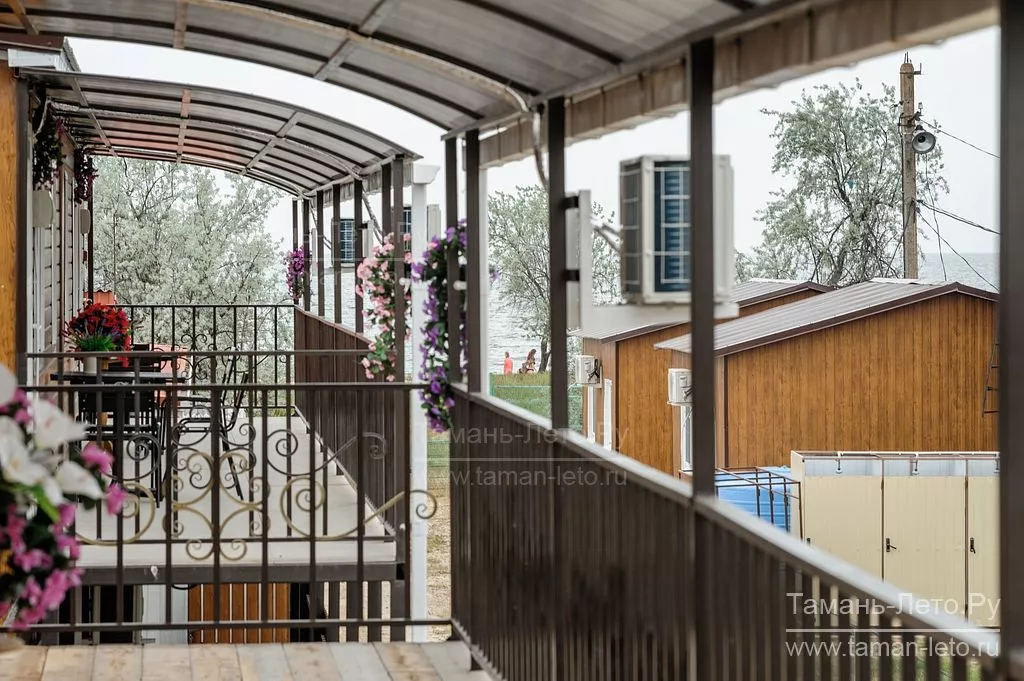 . Частный гостевой дом Лорис. Голубицкая